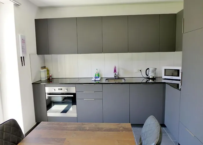 Henry's 100 By Interhome